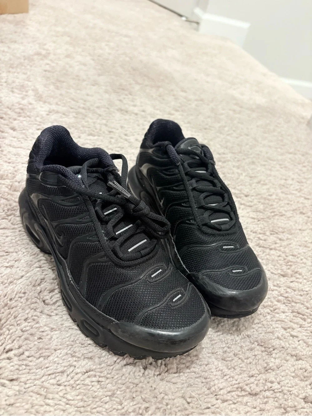 Nike kids All-Black Mesh Athletic Sneakers